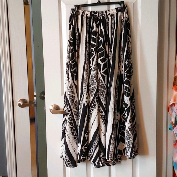 Black and white Bohemian maxi skirt - Picture 1 of 4